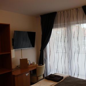 Zimmer mit Kingsize-Bett